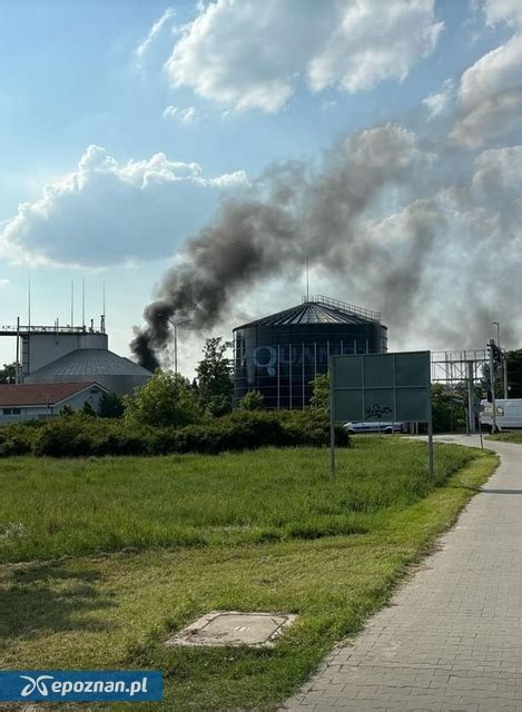 Hala odzieżowa w Gościcinie objęta pożarem, gęsty czarny dym