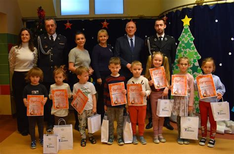 Zdjęcie dzieci odbierających nagrody na gminnym konkursie strażackim