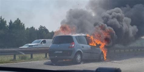 pożar samochodu na autostradzie, Renault Scenic w płomieniach na MOP