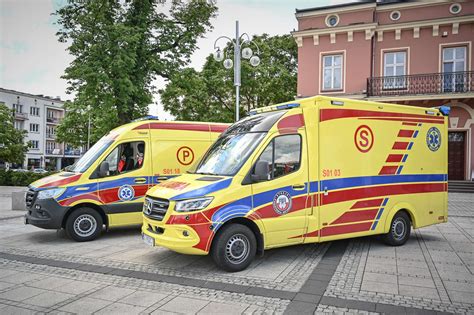 Zdjęcie karetki pogotowia w gotowości na evencie