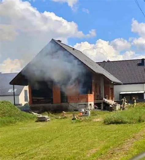 Zdjęcie niedokończonego domu na ulicy Strzeleckiej w Tychach-Cielmicach, widoczne ślady pożaru