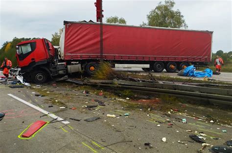 Zdjęcie doszczętnie spalonej ciężarówki po wystrzale opony
