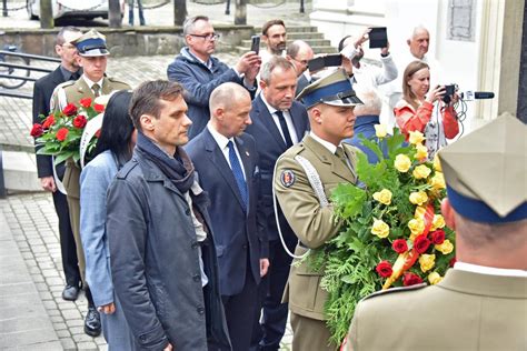 ilustracja składania wieńca podczas uroczystości