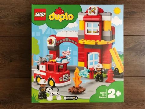 Dziecko bawiące się zestawem LEGO DUPLO Remiza Strażacka, scena gaszenia ognia