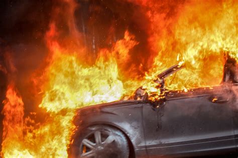 zdjęcie zniszczonego przez pożar samochodu