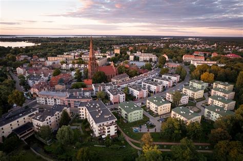 Fotografia lotnicza płonącego wysypiska z widocznym słupem dymu