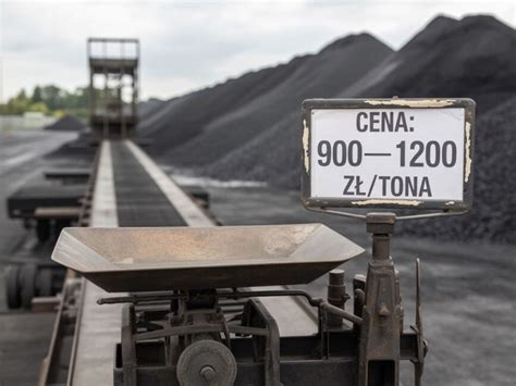 Zdjęcie maszyny do sortowania węgla objętej pożarem na składzie w Kowalewie