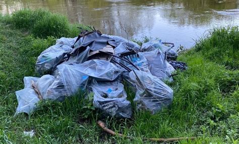 zdjęcie przedstawiające zniszczone worki ze śmieciami po pożarze