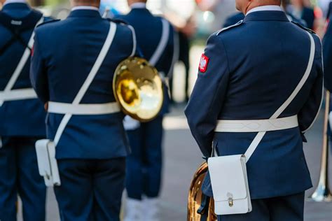 Zestawienie trzech typów mundurów strażackich: bojowego, służbowego/koszarowego i galowego/wyjściowego.