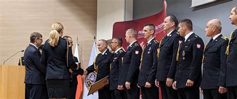 Zdjęcie z uroczystości przekazania odznaczeń strażackich z udziałem komendanta gminnego