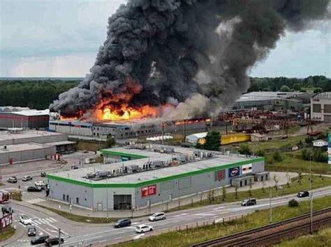 Płonąca hala produkcyjna w Mikołowie-Kamionce nocą