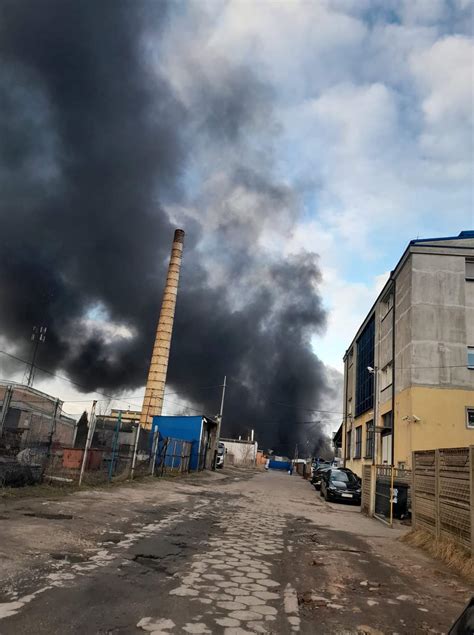 Widok na płonącą halę produkcyjną i kłęby dymu nad Trzcianką