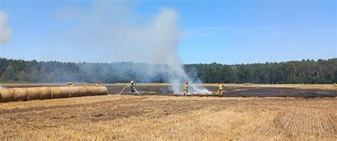 Zdjęcie przedstawiające akcję gaśniczą pożaru słomy.