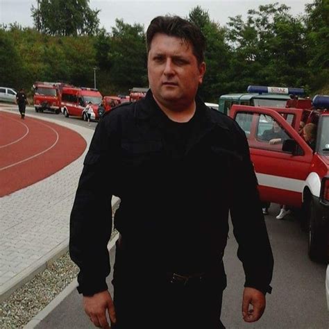 Fotografia: Prezes OSP Sułoszowa II Janusz Pasternak odbiera kluczyki do nowego samochodu od władz samorządowych.