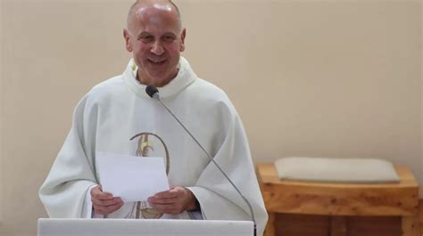 Zdjęcie: Proboszcz parafii w Gościnie ks. Andrzej Dubel oraz Prezes OSP Gościno, Krzysztof Selerowicz podczas uroczystości poświęcenia samochodu.