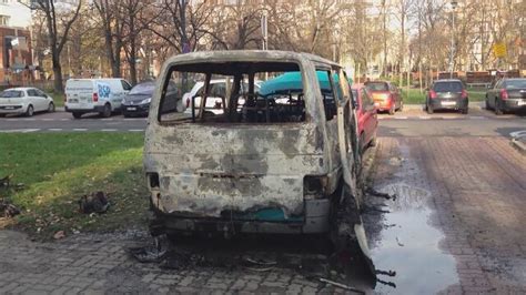 spalony samochód dostawczy na osiedlu