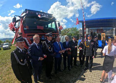 Zdjęcie przedstawiające uczestników ceremonii przekazania wozu OSP Wizna