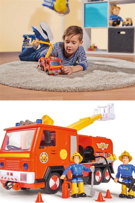 Figurki Strażaka Sama i Elvisa obok wozu strażackiego Jupiter.