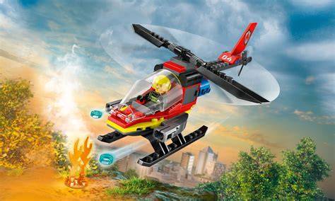 Zabawny helikopter strażacki z kreskówki w akcji gaśniczej