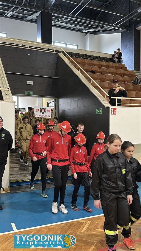 Zdjęcie strażaków-ochotników podczas Powiatowych Zawodów Sportowo-Pożarniczych w Grochowem II