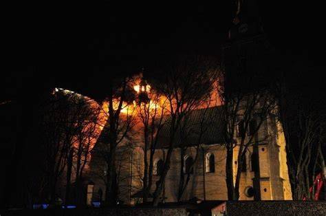 Zdjęcie płonącego klasztoru Bernardynów w Alwerni nocą
