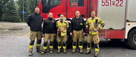 Strażacy w samochodzie gaśniczym, przygotowani do wyjazdu