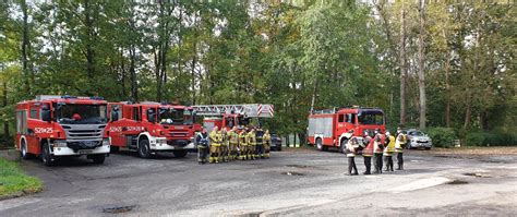 Zdjęcie Konrada Kotuli w otoczeniu strażaków