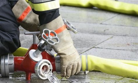 Porównanie różnych typów rękawic strażackich: bojowych, technicznych i galowych.