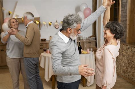 Tematyczne zdjęcie seniorów tańczących na imprezie andrzejkowej