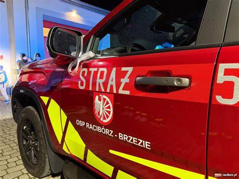 Zdjęcie strażaków z OSP Ujazd lub Brzezie demonstrujących pierwszą pomoc z użyciem fantomu