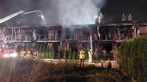 zdjęcie zniszczonych budynków po pożarze w Murowanej Goślinie