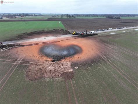 zdjęcie zniszczeń po wybuchu gazociągu w okolicach Murowanej Gośliny