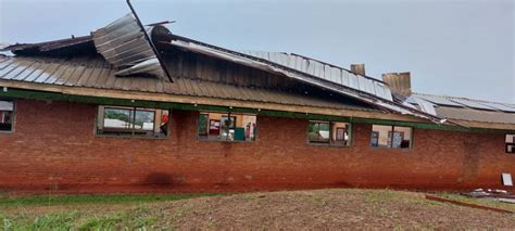 zdjęcie zniszczonego dachu Izby Regionalnej Ziemi Goślińskiej