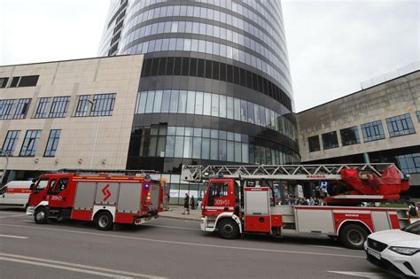 Zdjęcie Sky Tower we Wrocławiu z widoczną akcją straży pożarnej