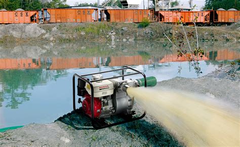 Zdjęcie motopompy szlamowej pracującej w trudnych warunkach