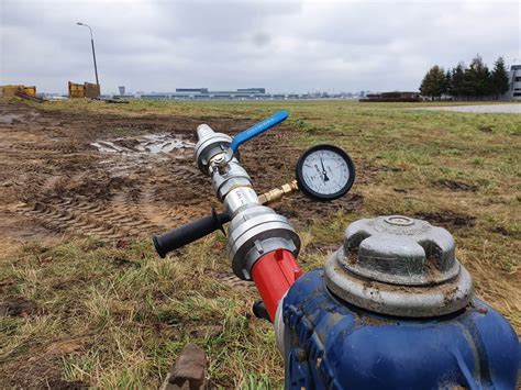 zdjęcie technika przeprowadzającego przegląd hydrantu