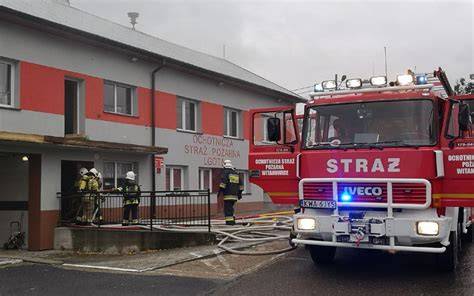 Zdjęcie remizy OSP Lgota po pożarze, z widocznymi zniszczeniami dachu