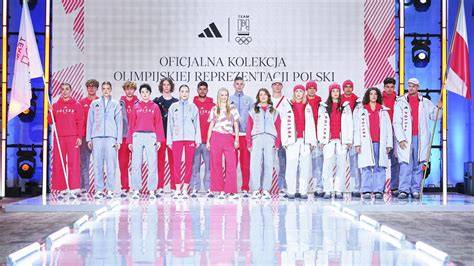 zdjęcie grupowe kobiet w strojach strażackich z uroczystości