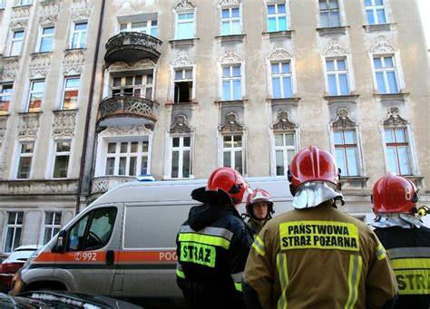Straż pożarna we Wrocławiu gasi pożar mieszkania w kamienicy