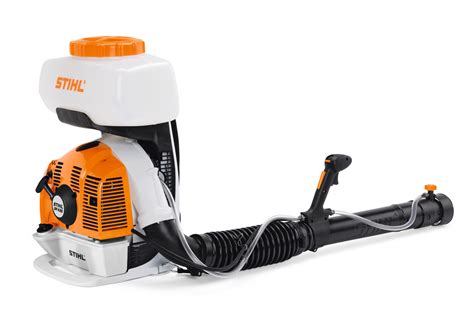 Zdjęcie porównujące opryskiwacz plecakowy STIHL SR 430 i HECHT 459, uwypuklające różnice w designie i zasięgu