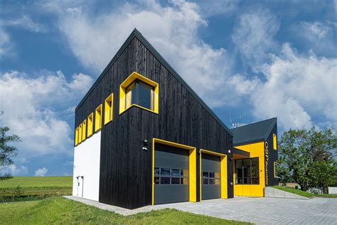 elewacja remizy strażackiej w Bosutowie z opalanych desek