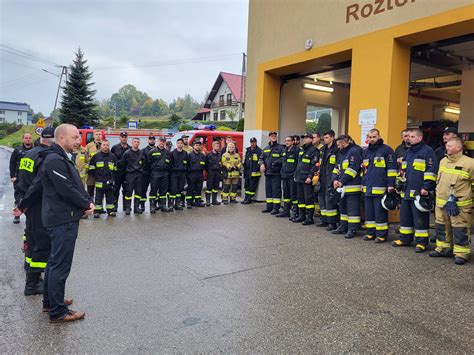 Gminne ćwiczenia jednostek OSP w Żółkowie, pokazujące budowę magistrali wodnej