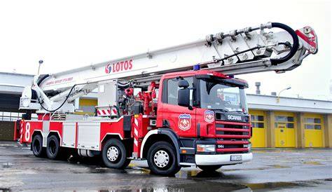 Wóz strażacki Bronto Skylift LOTOS Straż z podnośnikiem na tle rafinerii