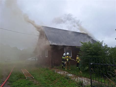 zdjęcia z akcji gaśniczej pożaru dachu i poddasza ośrodka Monar w Budach Zosinych