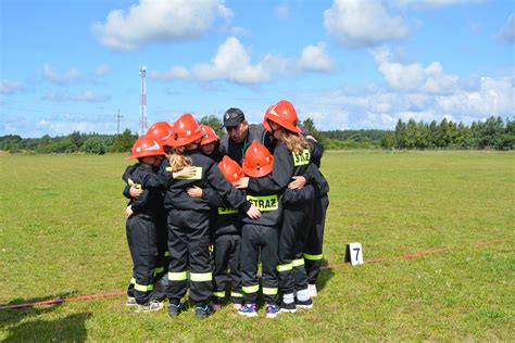 zdjęcie młodego strażaka w hełmie MDP 
