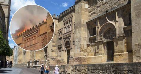 Zdjęcie Katedry Mezquita w Kordobie, ukazujące dym lub strażaków w akcji