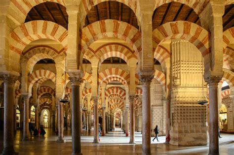Wnętrze katedry Mezquita w Kordobie z charakterystycznymi czerwono-białymi łukami