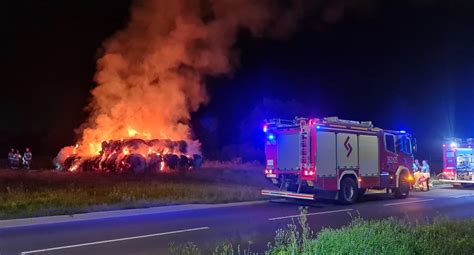 zdjęcie przedstawiające płonący stóg siana w nocy