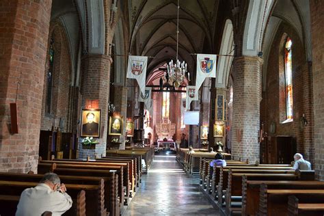 Zdjęcie zniszczonych organów lub wnętrza katedry po pożarze