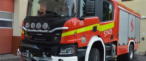 Zdjęcie przedstawiające wóz strażacki typu VW, przekazany do OSP